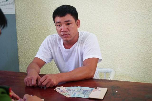  Thanh niên giả vờ mượn điện thoại rồi cướp: Nguyễn Văn Sang (33 tuổi, trú Phú Ninh, Quảng Nam) đón xe ôm từ TP Đà Nẵng đi huyện Đại Lộc. Khi đến đoạn đường vắng ở TP Tam Kỳ, Sang giả vờ mượn điện thoại của tài xế xe ôm rồi bỏ chạy và mang đi bán. Ngày 20/5, Công an TP Tam Kỳ cho biết đã khởi tố bị can, bắt tạm giam Nguyễn Văn Sang. 