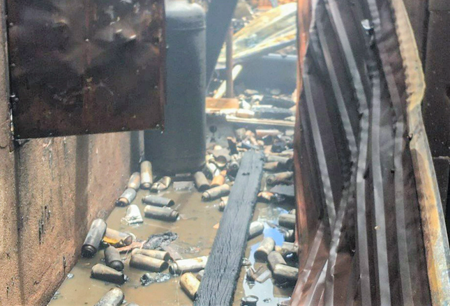  Nổ bình gas khi đang sang chiết, hai vợ chồng nguy kịch: Trưa 20/5, người dân nghe nhiều tiếng nổ lớn liên tiếp phát ra từ cơ sở chiết gas ở thôn Sơn Tùng, xã Thọ Sơn, Bù Đăng, Bình Phước. Ít phút sau, lửa bốc lên dữ dội bao trùm cơ sở rộng hàng trăm mét vuông kèm theo tiếng kêu cứu. Người dân địa phương đã lao vào giải cứu 2 vợ chồng chủ cơ sở ra ngoài. Cả hai vợ chồng được đưa đi cấp cứu trong tình trạng ngạt khí, bỏng nặng. 