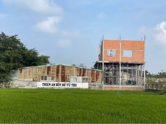 Diễn biến vụ án Tịnh thất Bồng Lai, ngày 3/1, Cơ quan Cảnh sát điều tra Công an huyện Đức Hòa (Long An) ra quyết định khởi tố vụ án "Lợi dụng các quyền tự do dân chủ xâm phạm lợi ích của Nhà nước, quyền, lợi ích hợp pháp của tổ chức, cá nhân" theo điều 331 Bộ luật hình sự. Ngày 4/1, nhận tin báo về việc nhóm người nhận tiền từ thiện, có dấu hiệu lừa đảo chiếm đoạt tài sản, cơ quan điều tra bắt quả tang và tổ chức khám xét tại nhà bà Cao Thị Cúc (SN 1960, chủ Tịnh thất Bồng Lai). Đồng thời làm việc một số người để làm rõ hành vi sai phạm. 