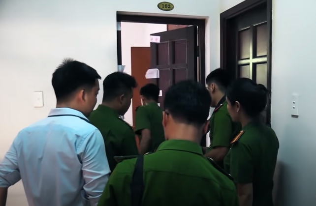 Trong đó, Công an tập trung vào mẹ con Hoa vì các đối tượng liên quan trực tiếp đến vụ án. Suốt nhiều ngày đêm, 3 tổ trinh sát tập trung xác minh mối quan hệ nhóm tu luyện giáo phái lạ để xác định cho được nơi ẩn náu của hai mẹ con Hoa. Trong khi ban chuyên án ráo riết truy tìm thủ phạm thì từ kết quả công tác phát động phong trào quần chúng tố giác tội phạm, rạng sáng 18/5, nhân viên khách sạn trong khu dân cư thuộc phường Phú Thọ, TP Thủ Dầu Một phát hiện 4 đối tượng (trong đó có hai người đặc điểm nhận dạng như Hoa và Hà) nên trình báo Công an tỉnh Bình Dương. Ngay sau đó, các trinh sát đã nhanh chóng có mặt bắt giữ Hà cùng đồng phạm.