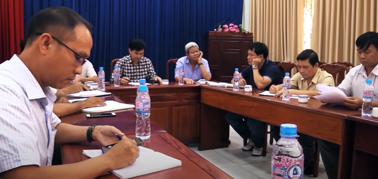 Các tổ trinh sát, điều tra viên vừa lấy lời khai anh Nguyễn Thành H. (chủ mới căn nhà) vừa nắm thông tin từ anh Nguyễn Minh V. (SN 1975, ngụ thị xã Tân Uyên, chủ cũ mới bán căn nhà cho anh H.). Tổ công tác khác khẩn trương khám nghiệm hiện trường, khám nghiệm tử thi để thu thập các dấu vết, tài liệu chứng cứ có thể truy tìm đối tượng nghi vấn. Thời điểm này, thông tin về đối tượng gây án rất mịt mờ. Anh V. chỉ biết một người phụ nữ tên Thanh thuê nhà cách đây 8 tháng và không liên lạc.