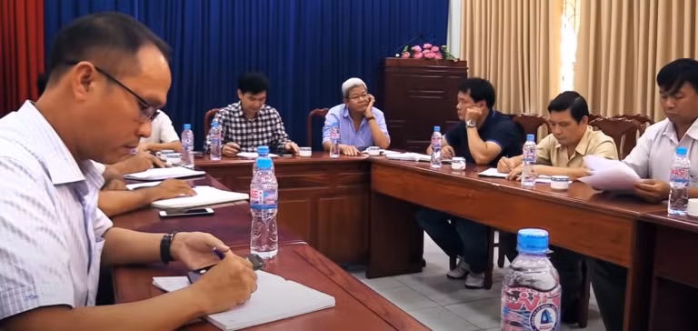 Các tổ trinh sát, điều tra viên vừa lấy lời khai anh Nguyễn Thành H. (chủ mới căn nhà) vừa nắm thông tin từ anh Nguyễn Minh V. (SN 1975, ngụ thị xã Tân Uyên, chủ cũ mới bán căn nhà cho anh H.). Tổ công tác khác khẩn trương khám nghiệm hiện trường, khám nghiệm tử thi để thu thập các dấu vết, tài liệu chứng cứ có thể truy tìm đối tượng nghi vấn. Thời điểm này, thông tin về đối tượng gây án rất mịt mờ. Anh V. chỉ biết một người phụ nữ tên Thanh thuê nhà cách đây 8 tháng và không liên lạc.