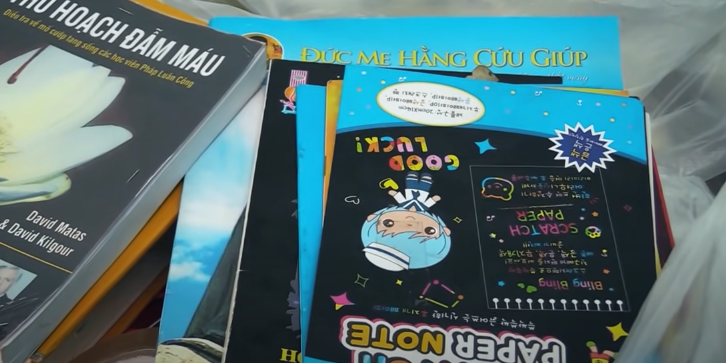 Tại căn nhà phát hiện 2 thi thể giấu trong bê tông, trinh sát phát hiện và thu giữ miếng kim loại khắc tên Thạc sỹ Nguyễn Thị Tâm Huyên (giảng viên một trường đại học tại TP HCM), sách tài liệu về giáo phái lạ và kinh thánh; 4 bản photo CMND mang tên Phạm Thị Thiên Hà; 1 bản photo hộ chiếu và photo giấy khai sinh mang tên của Hà; 4 bản photo CMND mang tên Trịnh Thị Hồng Hoa; 4 bản photo hộ khẩu mang tên Hoa.