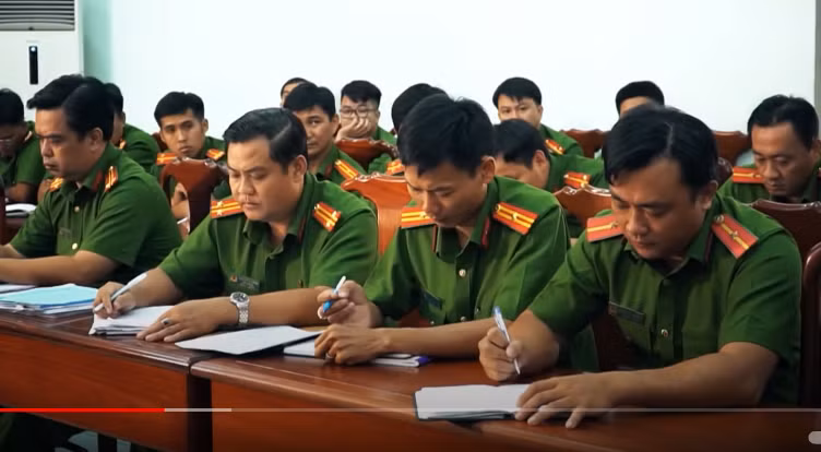 Trên cơ sở các tài liệu, chứng cứ thu thập được, kết quả khám nghiệm hiện trường, khám nghiệm tử thi và công tác điều tra ban đầu, cơ quan CSĐT nhận định, đây là vụ án giết 2 người đặc biệt nghiêm trọng, thủ đoạn gây án rất dã man. Đặc biệt, đối tượng có sự chuẩn bị về công cụ, phương tiện gây án và che giấu tội phạm tinh vi, bằng cách đổ bê tông các nạn nhân trong thùng phi.