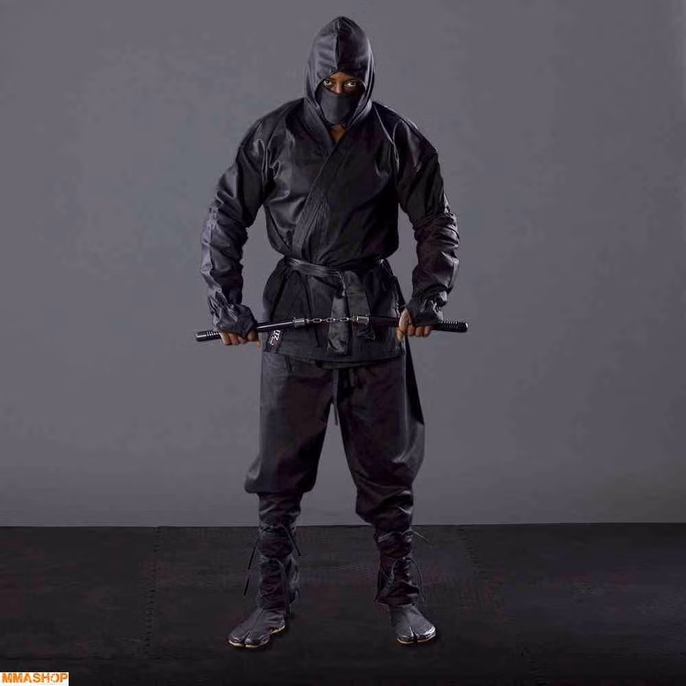 Bộ trang phục màu đen sẽ giúp Ninja không bị phát hiện vào ban đêm và là cách để tránh bị kẻ thù phát hiện.