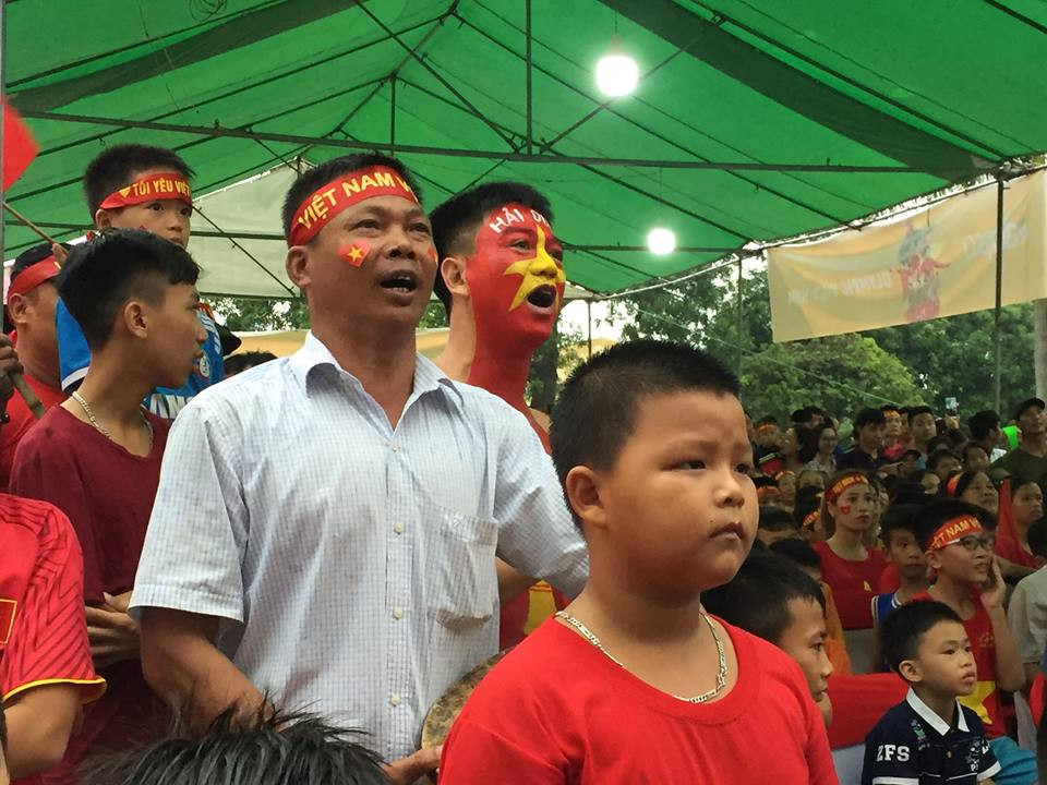 Giây phút đội tuyển Olympic Việt Nam tấn công, mọi con mắt đều tập trung về màn hình chờ bàn thắng.