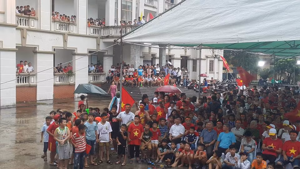 Mặc dù trời đang mưa nhưng dường như nó không khiến người hâm mộ quan tâm