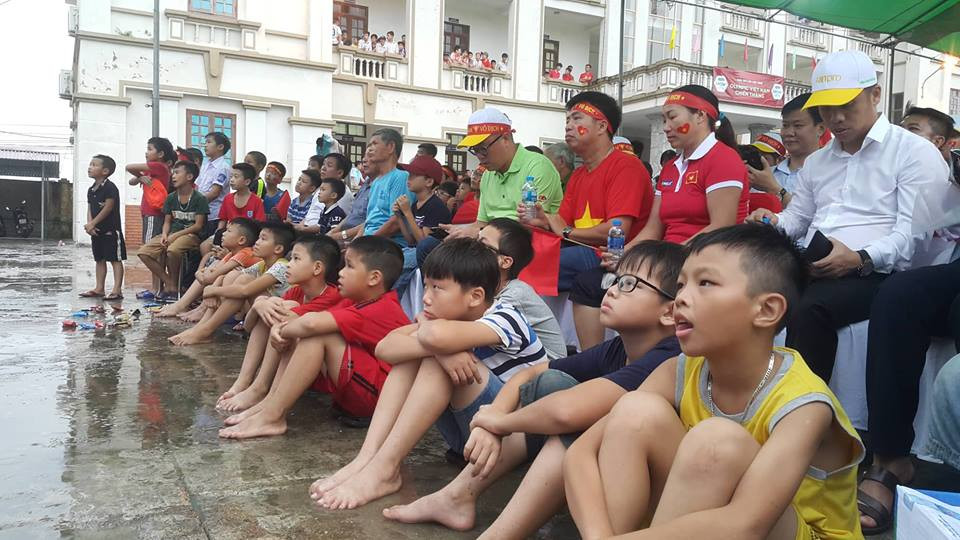 Rất đông em nhỏ là "fans" hâm mộ Văn Toàn đã đến điểm xem bóng đá cổ vũ cho thần tượng.