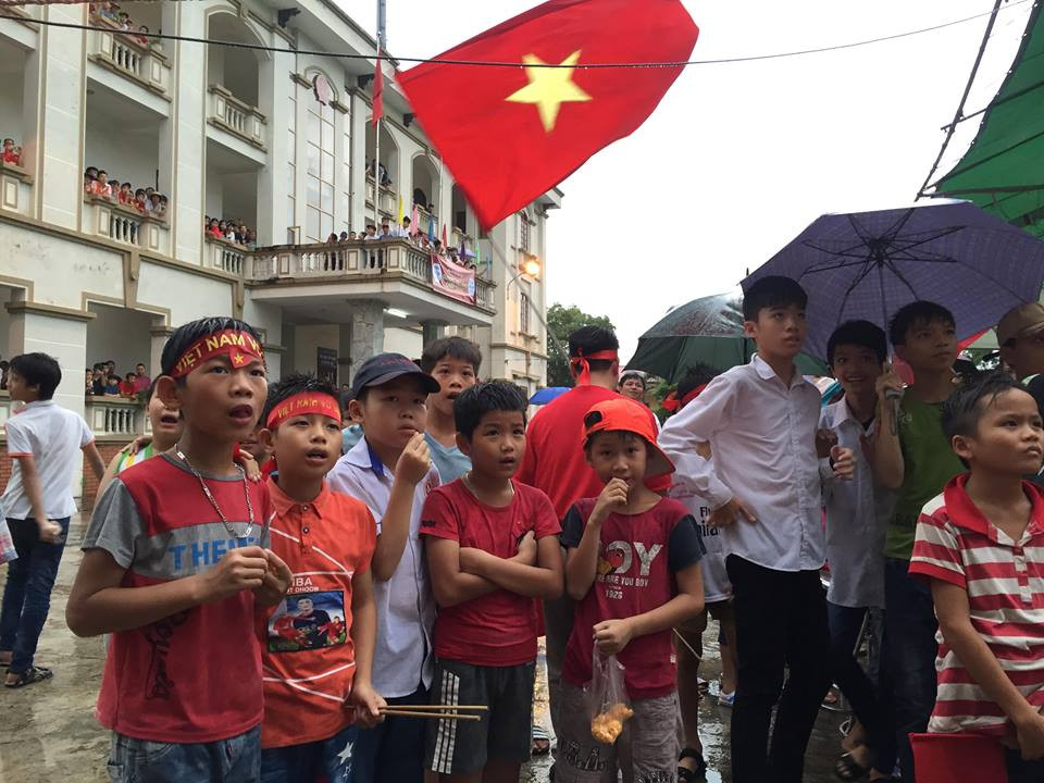 Phút thứ 65, tỷ số đang là 3 - 0 nghiêng về các cầu thủ Hàn Quốc, các cổ động viên tại quê nhà Văn Toàn vẫn miệt mài cổ vũ.