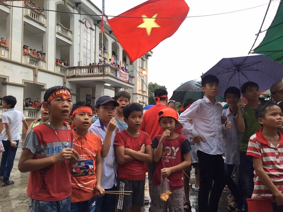 Phút thứ 65, tỷ số đang là 3 - 0 nghiêng về các cầu thủ Hàn Quốc, các cổ động viên tại quê nhà Văn Toàn vẫn miệt mài cổ vũ.