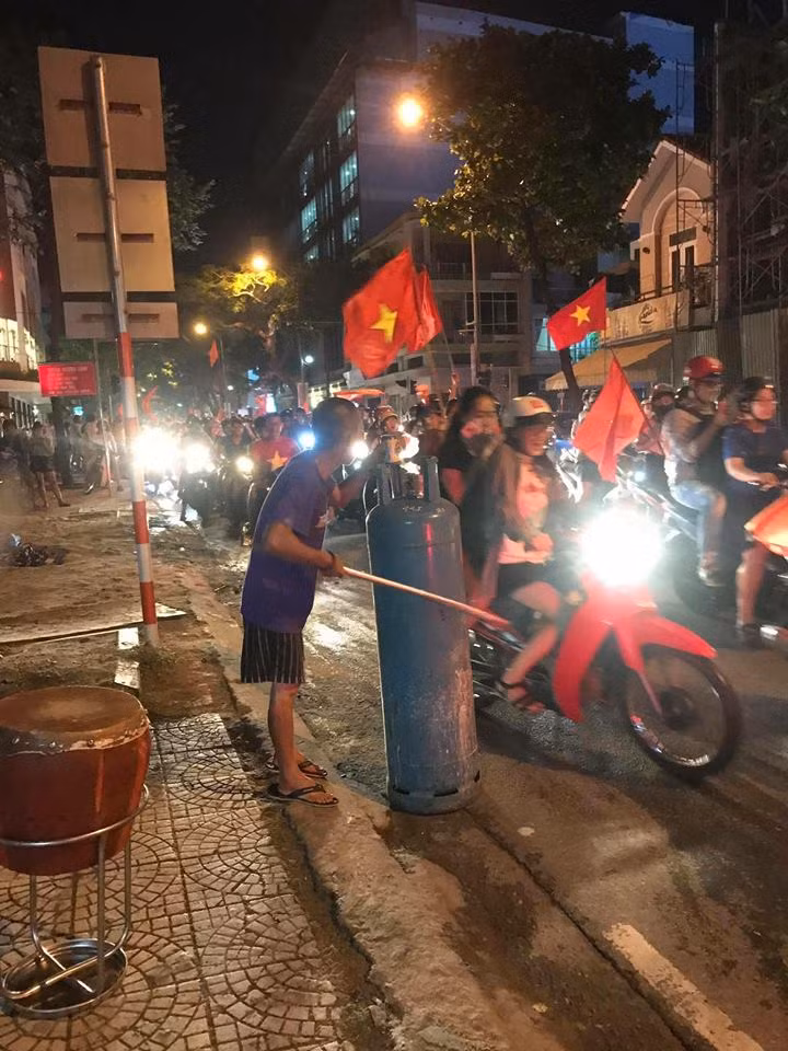 Anh: Nhung kieu an mung co 1-0-2 sau chien thang cua Olympic Viet Nam-Hinh-7