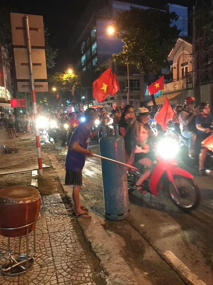 Anh: Nhung kieu an mung co 1-0-2 sau chien thang cua Olympic Viet Nam-Hinh-7