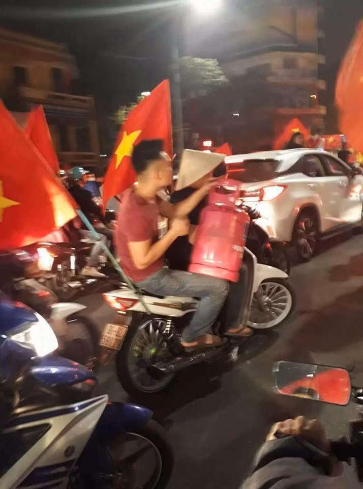 Anh: Nhung kieu an mung co 1-0-2 sau chien thang cua Olympic Viet Nam-Hinh-8