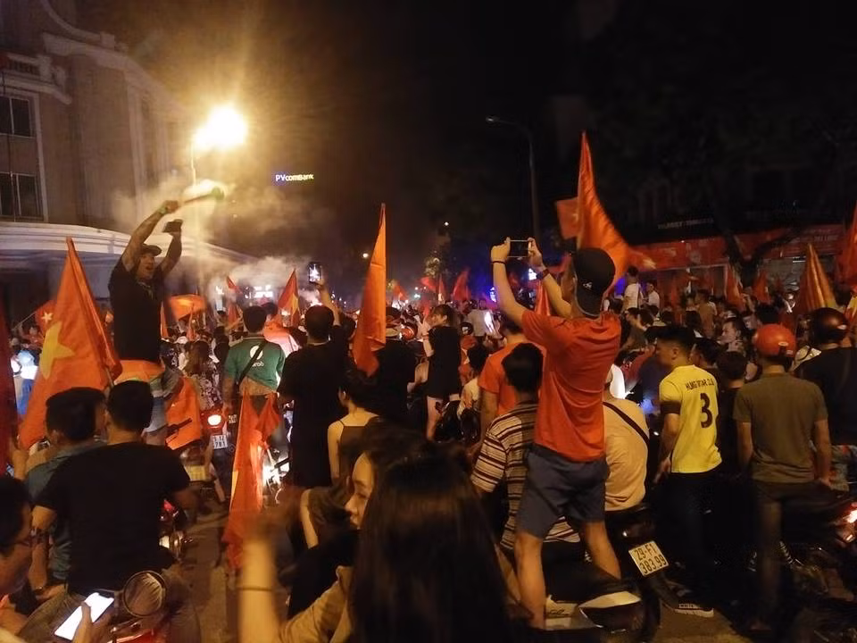 Anh: Nhung kieu an mung co 1-0-2 sau chien thang cua Olympic Viet Nam-Hinh-4