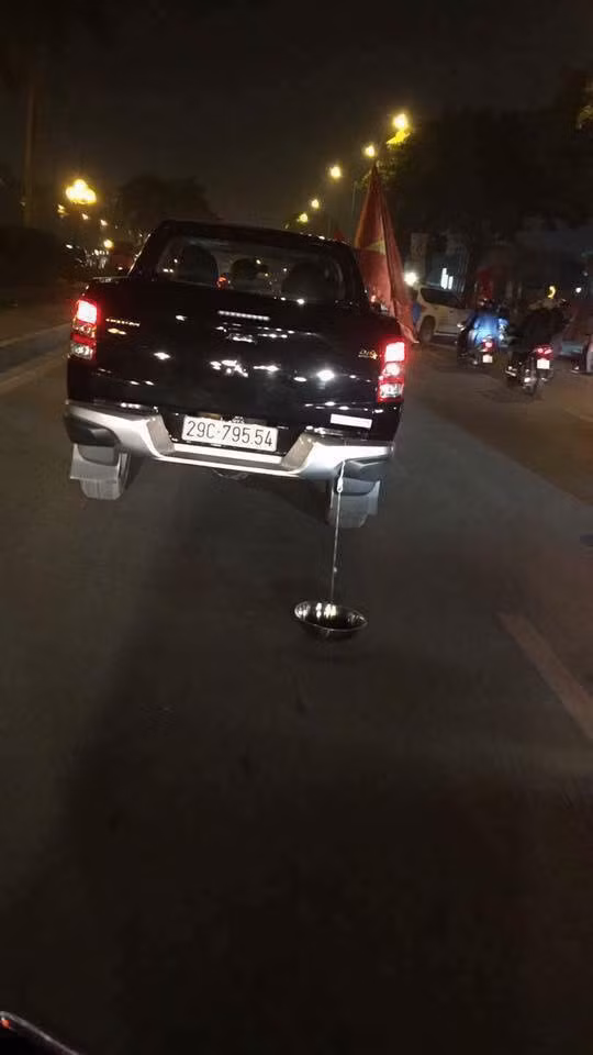 Anh: Nhung kieu an mung co 1-0-2 sau chien thang cua Olympic Viet Nam-Hinh-9