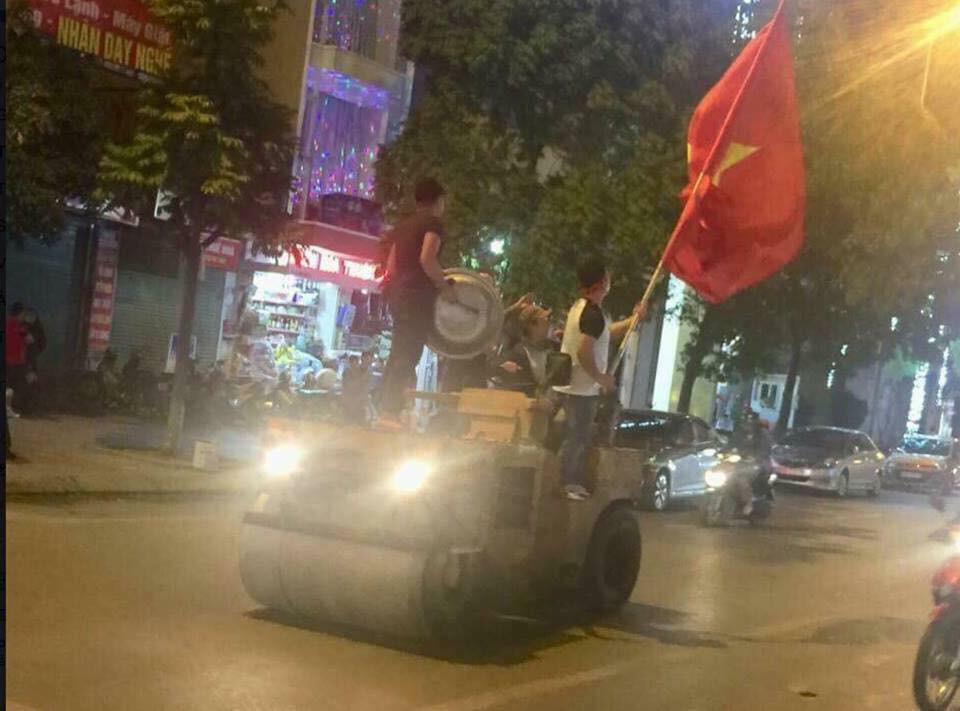 Anh: Nhung kieu an mung co 1-0-2 sau chien thang cua Olympic Viet Nam-Hinh-11