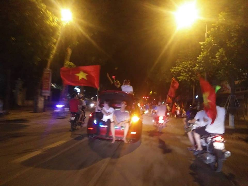 Anh: Nhung kieu an mung co 1-0-2 sau chien thang cua Olympic Viet Nam