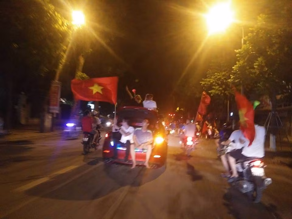 Anh: Nhung kieu an mung co 1-0-2 sau chien thang cua Olympic Viet Nam