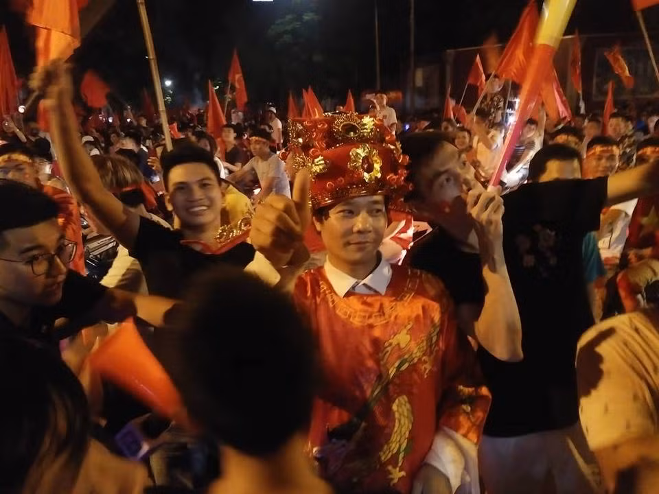 Anh: Nhung kieu an mung co 1-0-2 sau chien thang cua Olympic Viet Nam-Hinh-3