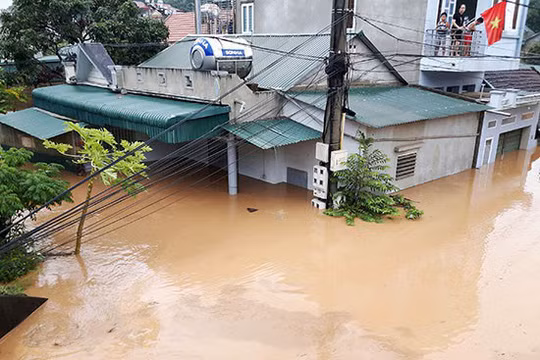 Sieu thi bi mua lu cuon troi, hang hoa chay ngap duong-Hinh-6