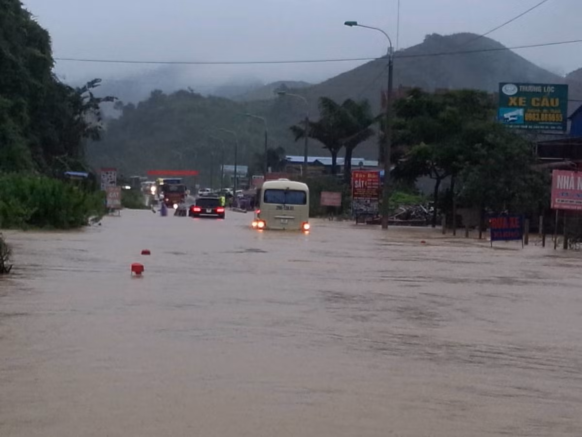 Sieu thi bi mua lu cuon troi, hang hoa chay ngap duong-Hinh-4