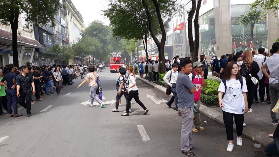 Cháy trung tâm thương mại khách hoảng loạn tháo chạy Chay trung tam thuong mai khach hoang loan thao chay