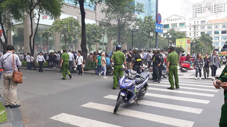 Cháy trung tâm thương mại khách hoảng loạn tháo chạy - Hình 2 Chay trung tam thuong mai khach hoang loan thao chay-Hinh-2
