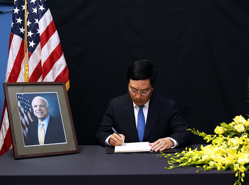 Pho Thu tuong Pham Binh Minh vieng Thuong nghi si John McCain