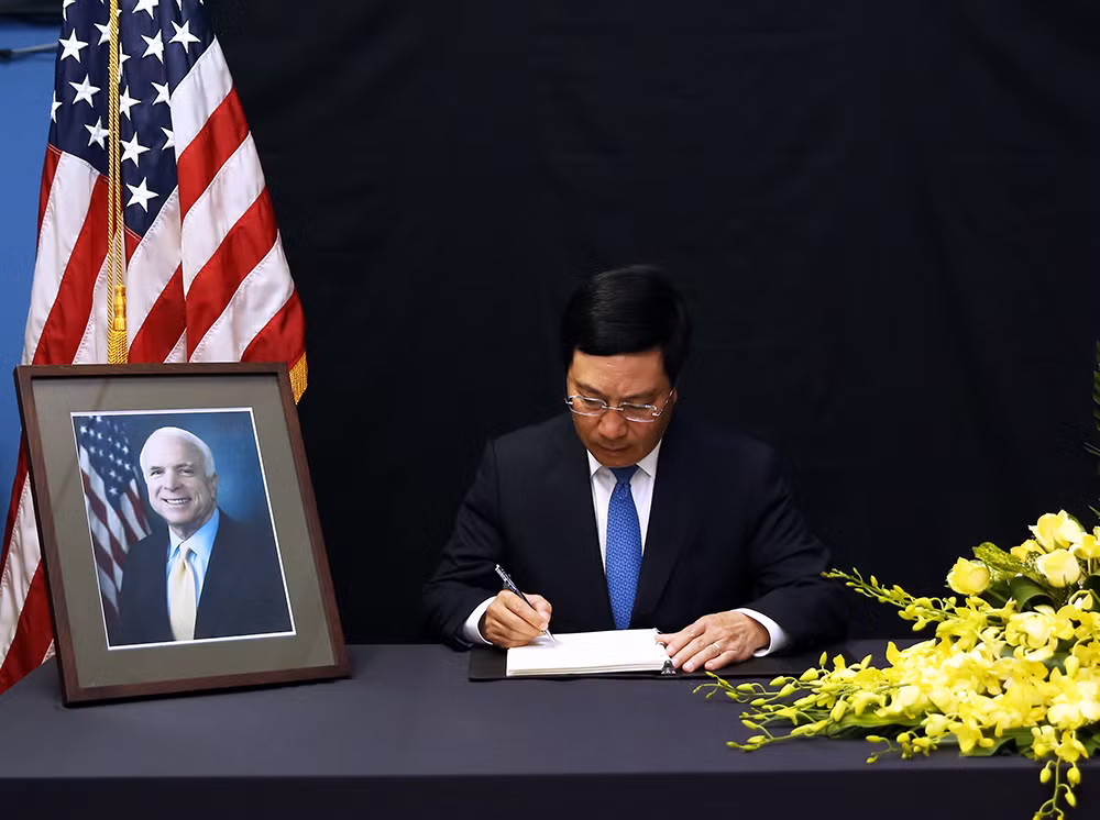 Pho Thu tuong Pham Binh Minh vieng Thuong nghi si John McCain