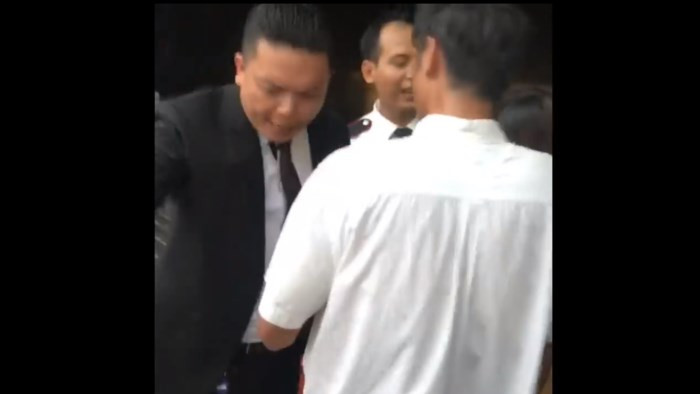 Bảo vệ tòa nhà 6 sao đuổi người trú mưa gây phẫn nộ Bao ve toa nha 6 sao duoi nguoi tru mua gay phan no