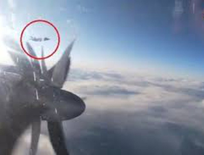 Không quân Hoàng gia Anh cũng điều máy bay chiến đấu Typhoon hội quân để hộ tống các máy bay Nga trên đường bay về phía nam tới Biển Bắc.