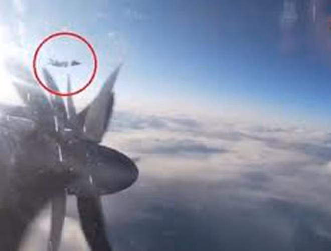 Không quân Hoàng gia Anh cũng điều máy bay chiến đấu Typhoon hội quân để hộ tống các máy bay Nga trên đường bay về phía nam tới Biển Bắc.