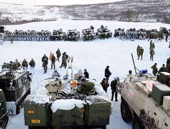 “Nga đã dần tăng cường sự hiện diện của mình bằng cách thành lập các đơn vị mới ở Bắc Cực, tân trang lại các sân bay và cơ sở hạ tầng cũ ở Bắc Cực, đồng thời thiết lập các căn cứ quân sự mới dọc theo bờ biển Bắc Cực”, báo cáo của Lầu Năm Góc về Bắc Cực năm ngoái cho biết.