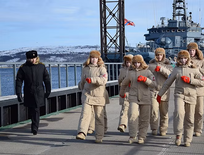 Ngay chiều 1/5, Nga cho biết, Hạm đội phương Bắc đã bắt đầu theo dõi hoạt động của tàu Mỹ và Anh khi bắt đầu vào biển Barents lúc sáng cùng ngày. Hiện chưa rõ chiến dịch hoạt động của Mỹ và Anh ở vùng biển này kéo dài bao lâu.