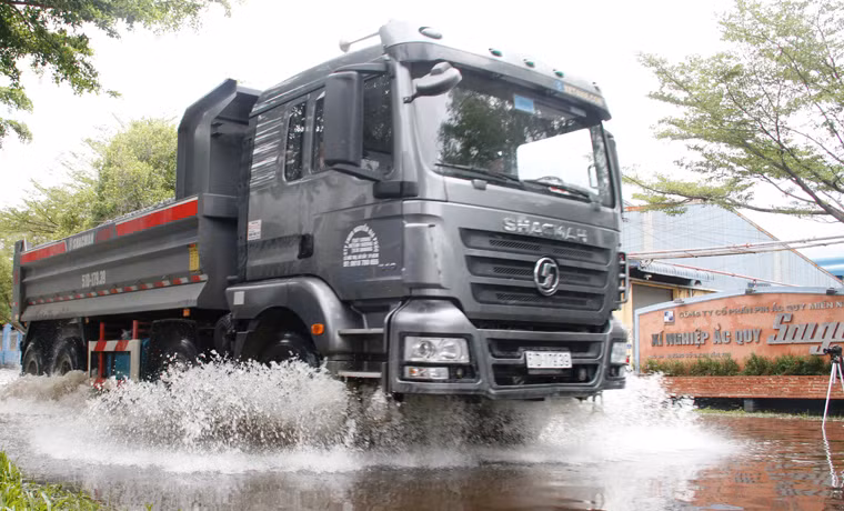 Một tài xế thường vận chuyển hàng hoa trong KCN Tân tạo chia sẻ: "Tình trạng ngập nước ở KCN này hầu như năm nào cũng xảy ra. Những xe tải lớn thì không sao nhưng xe tải nhỏ chạy vào thì bị chết máy là chuyện thường".