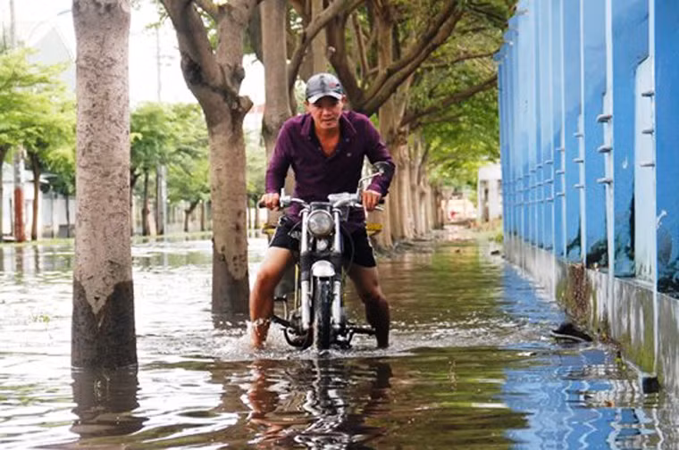 Tại Khu công nghiệp Tân Tạo (quận Bình Tân, TP.HCM), nhiều tuyến đường bị ngập nước suốt nhiều ngày vẫn chưa rút.