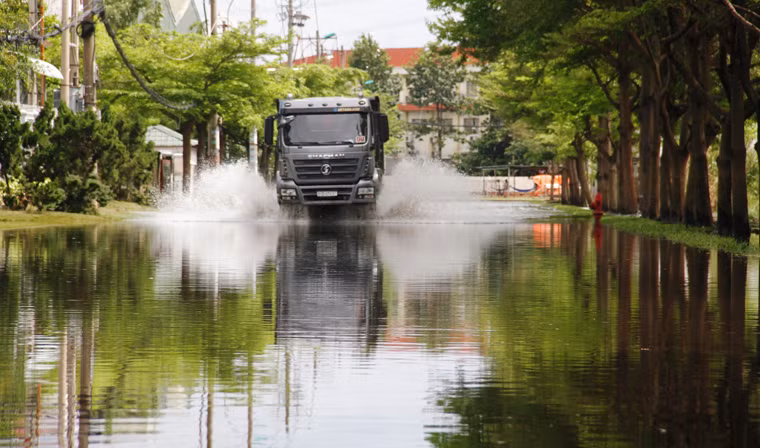 Một số công ty còn cho biết thêm, vào những ngày mưa lớn kết hợp với triều cường dân cao vừa qua, nước ở đây cao hơn 1m, tràn vào hàng trăm công ty ở KCN khiến hàng hóa, nguyên liệu, máy móc phục vụ sản xuất bị hư hỏng, công nhân phải nghỉ làm vài ngày.