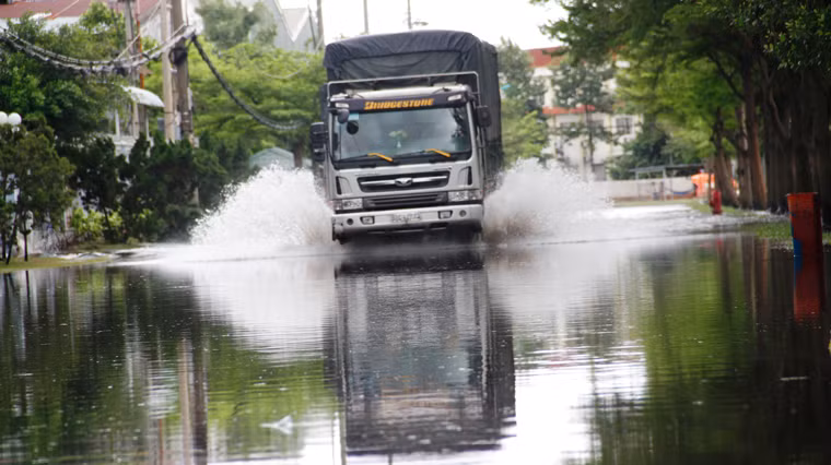 Ngoài ra nước dâng cao, ngập kéo dài khiến hàng trăm công nhân không thể đi làm. Nhiều công nhân chạy xe máy vào vùng ngập nước bị hư hỏng nặng phải tốn tiền để sửa chữa mất vài trăm nghìn, trong khi họ chỉ làm ngày công 200 nghìn đồng.