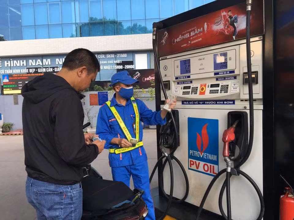 Tinh huong dang ngo, co tien khong mua noi xang dau chay may