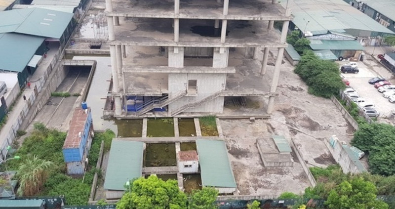 Thời điểm triển khai xây dựng, Vicem Tower được đánh giá là một trong những công trình quy mô lớn, thúc đẩy phát triển đô thị. Thế nhưng, nhìn những hình ảnh nhếch nhác, bỏ hoang bên trong khu đất vàng Thủ đô này nhiều người không khỏi xót xa. (Ảnh: Vietnamnet).