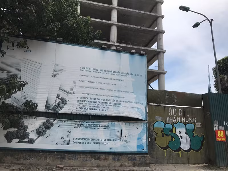 Cánh cửa chính ra vào bên trong công trường dự án luôn khóa kín. Trong khi, băng rôn in phối cảnh dự án đã rách nát, phai màu cũ kỹ theo thời gian.