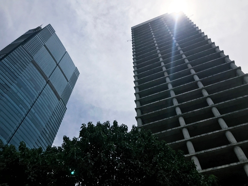 Dự án được xây dựng theo quy mô hạng A trên diện tích 8.476m2, bao gồm tòa nhà cao 31 tầng nổi và 4 tầng hầm, với tổng diện tích sàn khoảng 78.270m2, trong đó phần nổi khoảng 54.000m2, đáp ứng 200 chỗ đỗ xe ngầm. Tổng mức đầu tư dự kiến ban đầu của là 1.952 tỷ đồng, sau đó số vốn đầu tư tăng lên là 2.743 tỷ đồng (thêm gần 800 tỷ đồng).