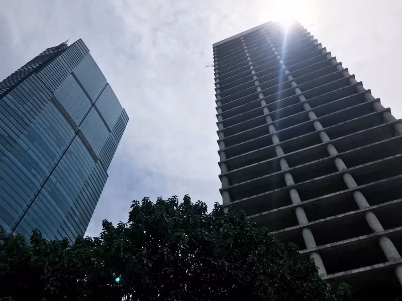 Dự án được xây dựng theo quy mô hạng A trên diện tích 8.476m2, bao gồm tòa nhà cao 31 tầng nổi và 4 tầng hầm, với tổng diện tích sàn khoảng 78.270m2, trong đó phần nổi khoảng 54.000m2, đáp ứng 200 chỗ đỗ xe ngầm. Tổng mức đầu tư dự kiến ban đầu của là 1.952 tỷ đồng, sau đó số vốn đầu tư tăng lên là 2.743 tỷ đồng (thêm gần 800 tỷ đồng).