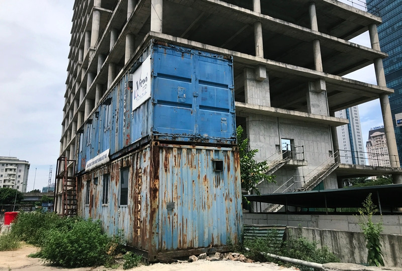 Tuy nhiên, sau khi xây dựng xong phần thô chủ đầu tư đã xin lùi thời hạn hoàn thành dự án sang cuối năm 2017. Đến nay, tòa tháp nghìn tỷ của Vicem vẫn chỉ là “khung xương” bỏ hoang.