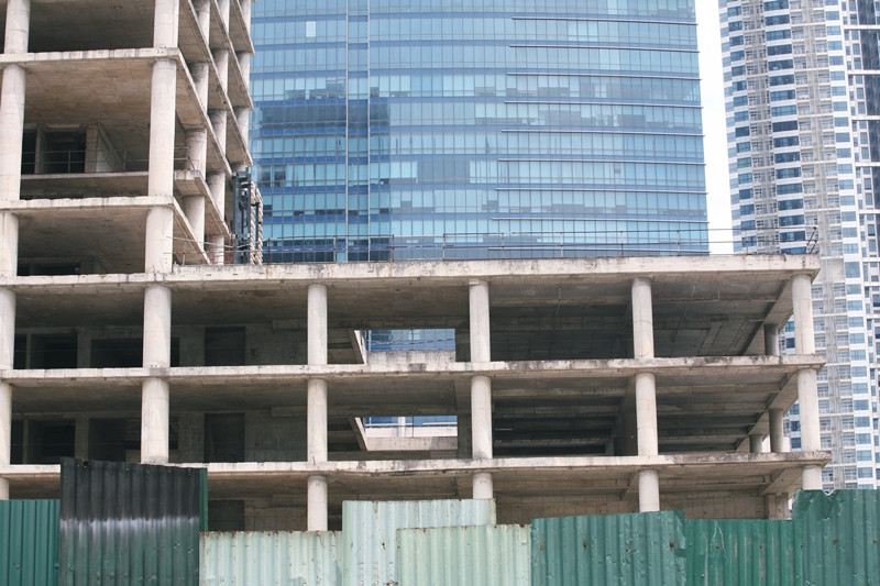 Không có bất kỳ hoạt động xây dựng nào bên trong công trường dự án tòa tháp nghìn tỷ của Vicem.