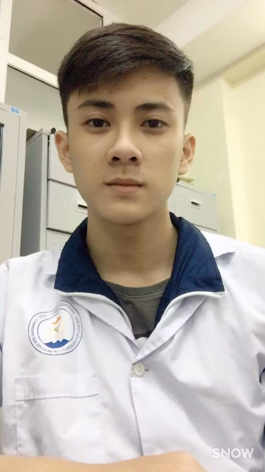 Những bức ảnh thuở niên thiếu của chàng bác sĩ tập sự là bằng chứng cho thấy vẻ đẹp trai có được đang được nâng cấp theo thời gian.