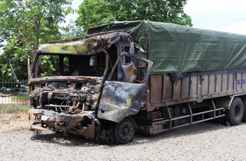 Chiếc xe tải liên quan đến vụ tai nạn cũng bị cháy cabin, tài xế bị thương đang cấp cứu tại bệnh viện.