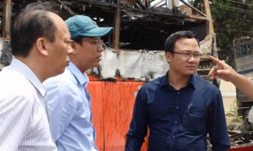 Phó chủ tịch chuyên trách UB ATGT Quốc gia Khuất Việt Hùng (áo xanh đen) có mặt tại hiện trường để thăm hỏi gia đình các nạn nhân, chỉ đạo khắc phục hậu quả vụ tai nạn.