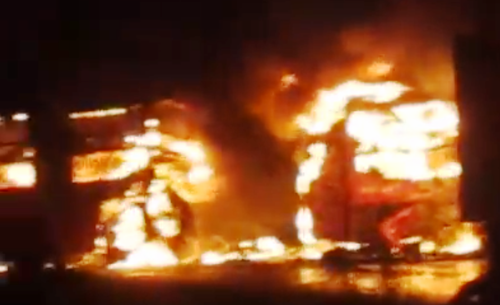 2 chiếc xe khách và xe tải chìm trong biển lửa sau cú tông trực diện.