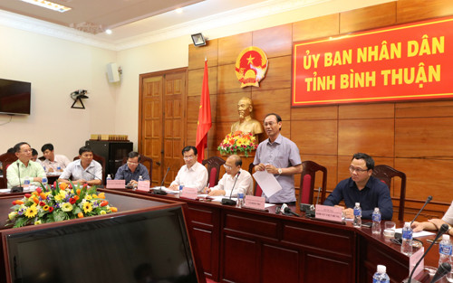Thứ trưởng Bộ GTVT Lê Đình Thọ (người đứng) phát biểu tại buổi làm việc với UBND tỉnh Bình Thuận.